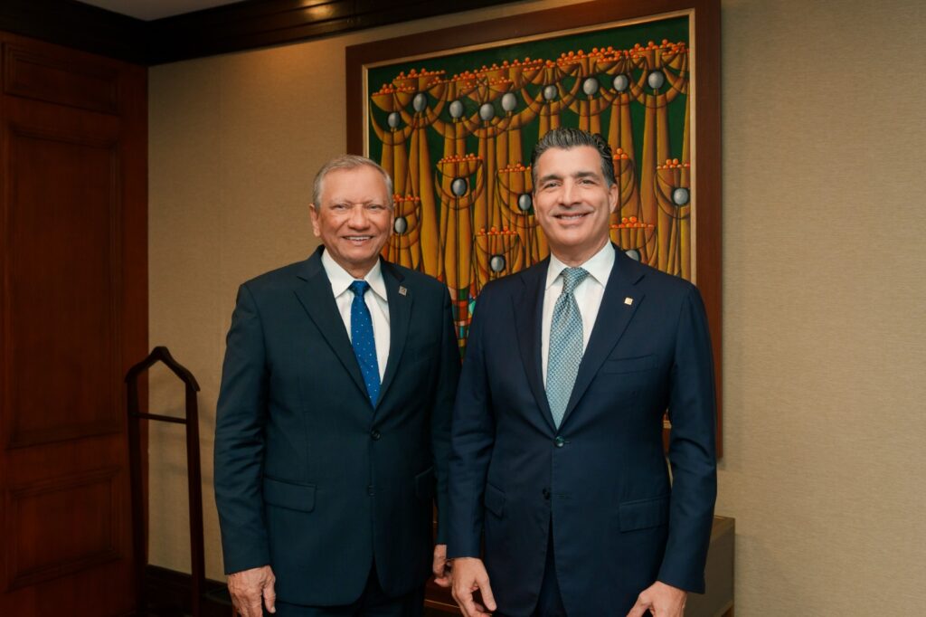 De izquierda a derecha, los señores Leonardo Aguilera y Christopher Paniagua.