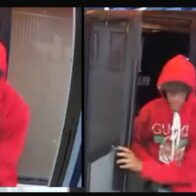Cámara capta violento asalto en negocio de Santiago Oeste; comerciante fue amenazado de muerte