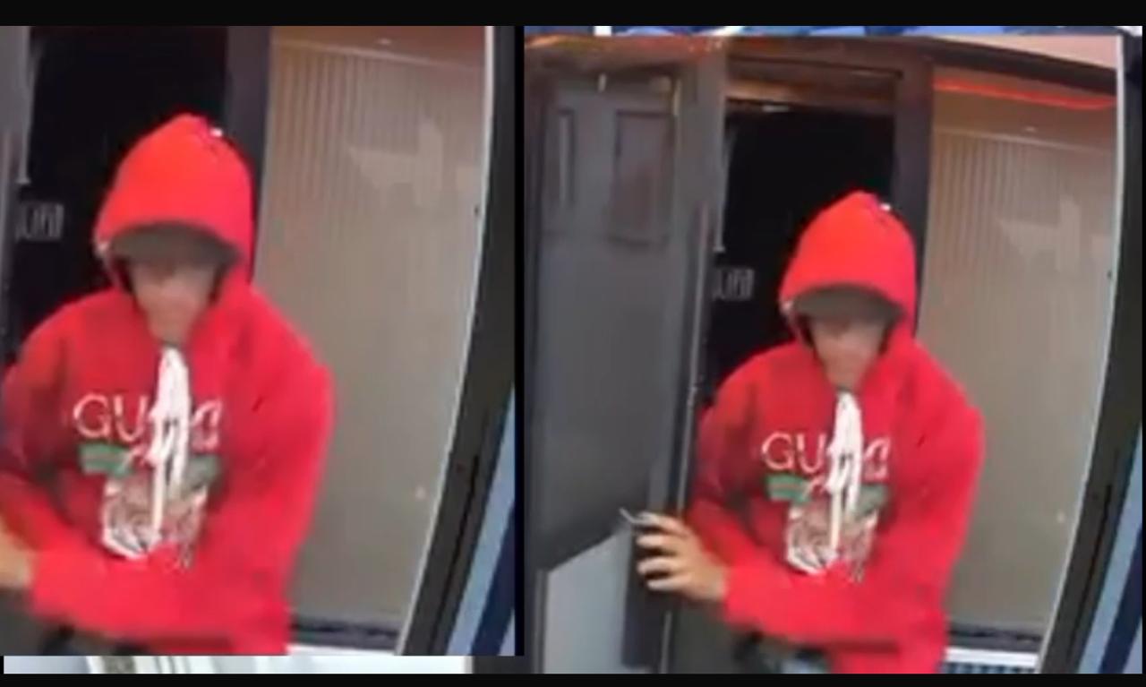 Cámara capta violento asalto en negocio de Santiago Oeste; comerciante fue amenazado de muerte