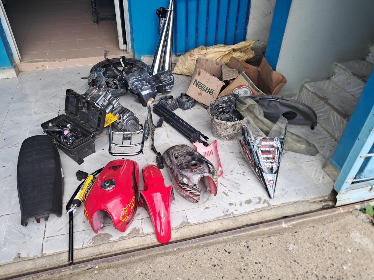 Desmantelan centro de acopio de motocicletas robadas en Santiago y recuperan vehículo sustraído