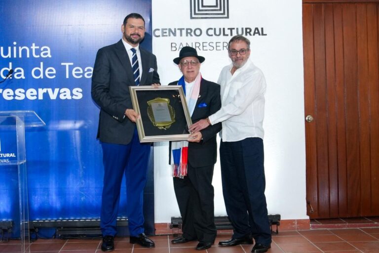 Banreservas reconoce a Giovanny Cruz por su trayectoria y aportes a la escena dominicana