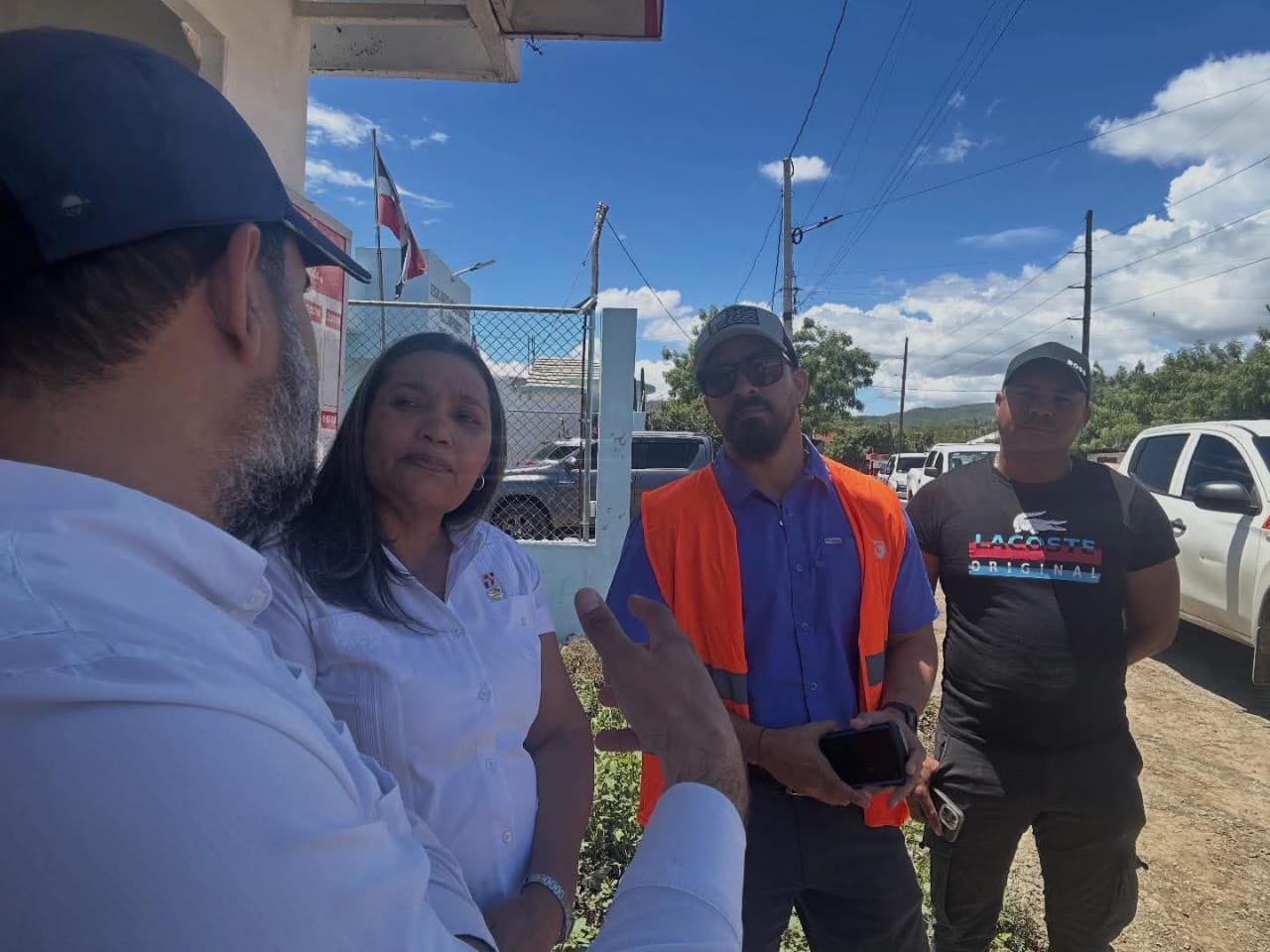 Gobernadora supervisa zonas afectadas por inundaciones en Villarpando, Azua