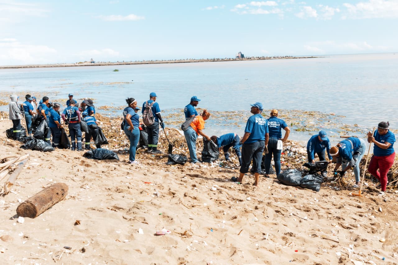 Alcaldía del DN, Medio Ambiente y otras entidades realizan limpieza en playa Montesinos