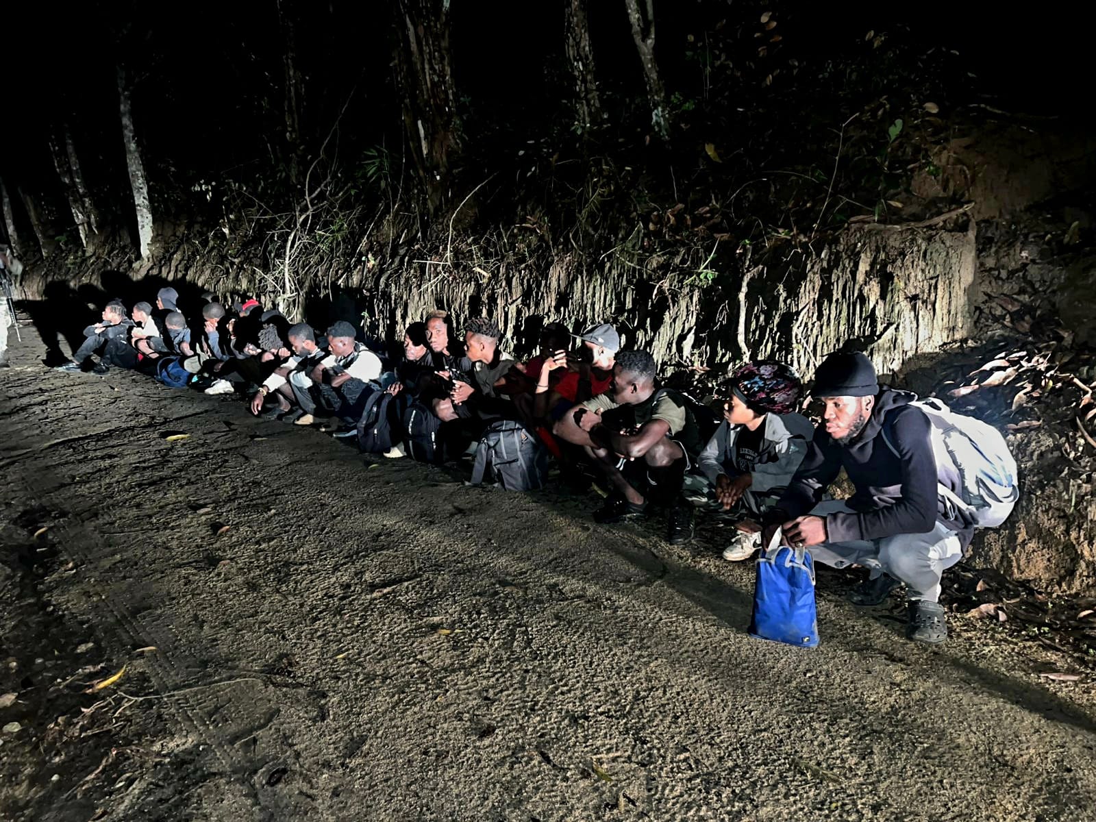 Patrulla del Ejército detiene a 19 haitianos indocumentados en operativo en Loma de Cabrera