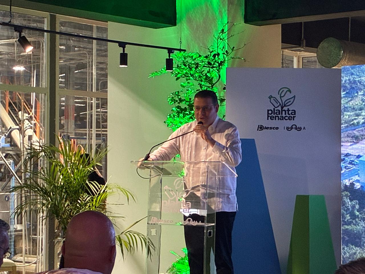 Yayo Sanz Lovatón destaca clima de inversión económica en el país durante inauguración de Planta Renacer