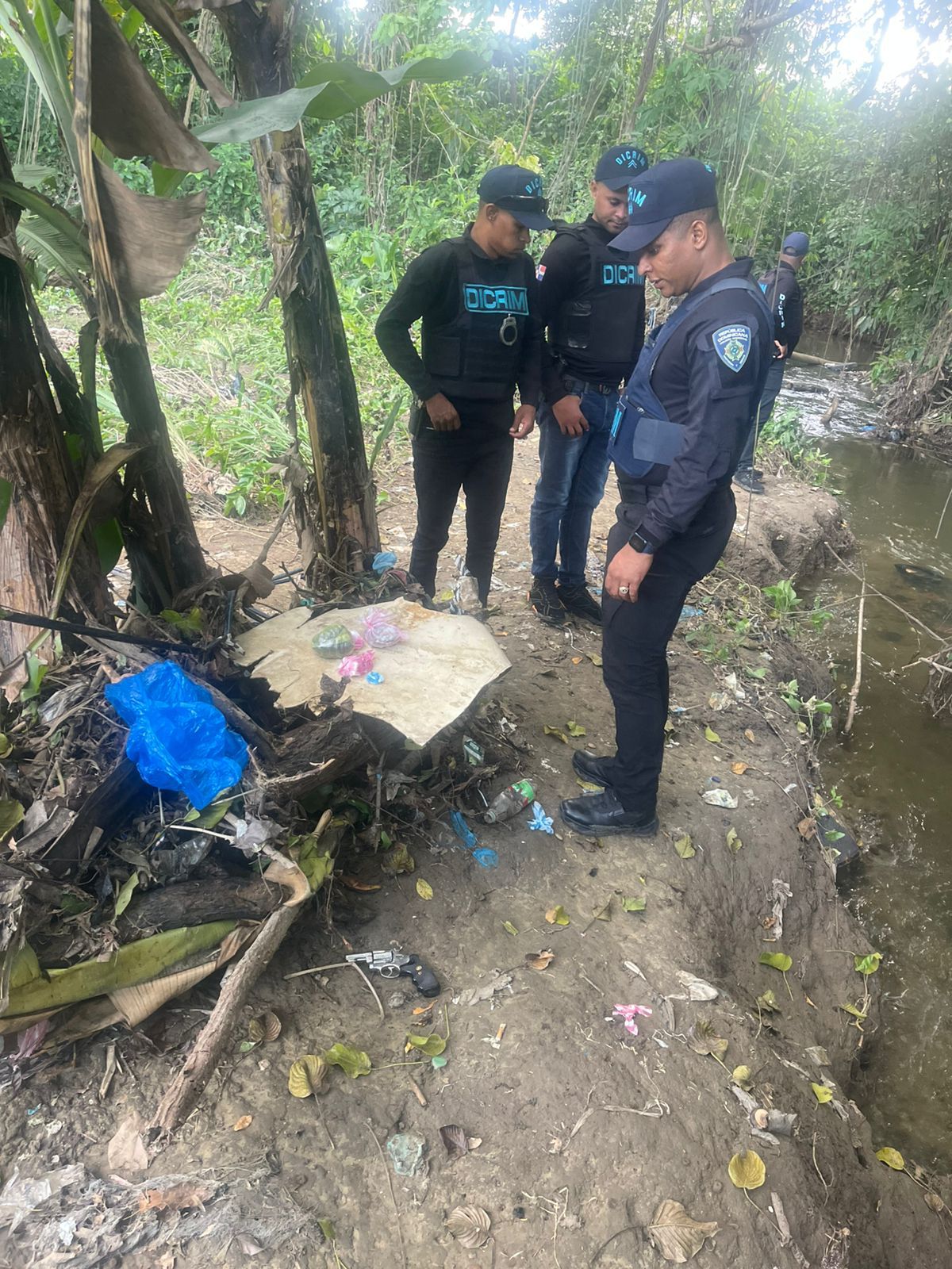 Policía nacional ocupa drogas y arma de fuego en operativo preventivo en sector Soto