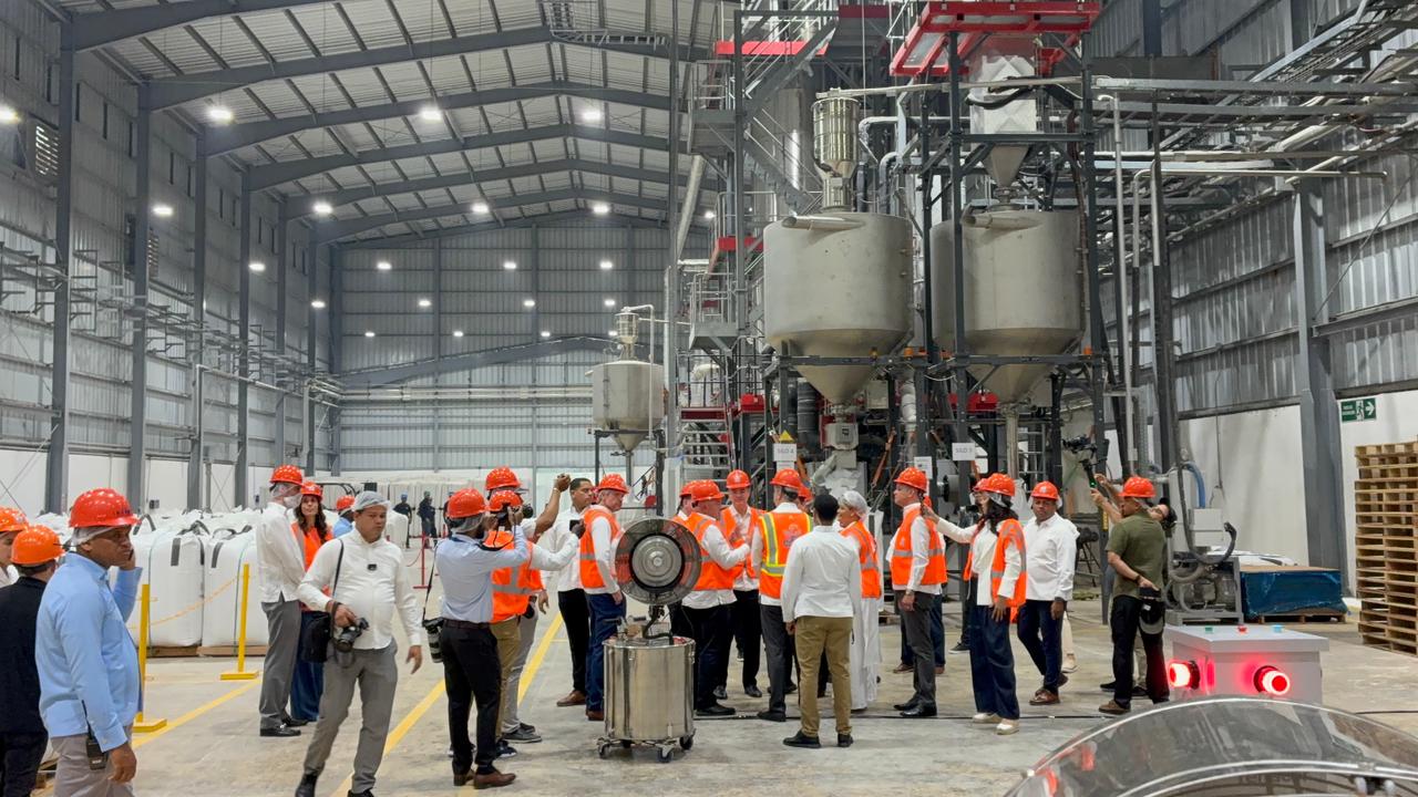 Abinader encabeza inauguración de Planta Renacer, primera instalación de rPET grado alimenticio del Caribe