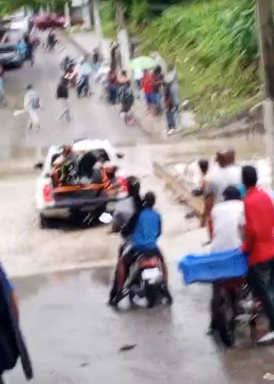 Desborde de cañada afecta tránsito en puente de Don Pedro, Santiago