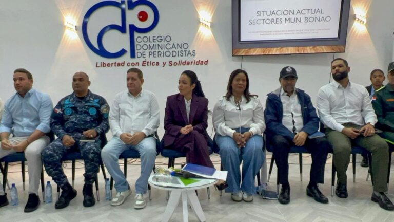 Ministra Faride Raful escucha reclamos y coordina soluciones en Bonao