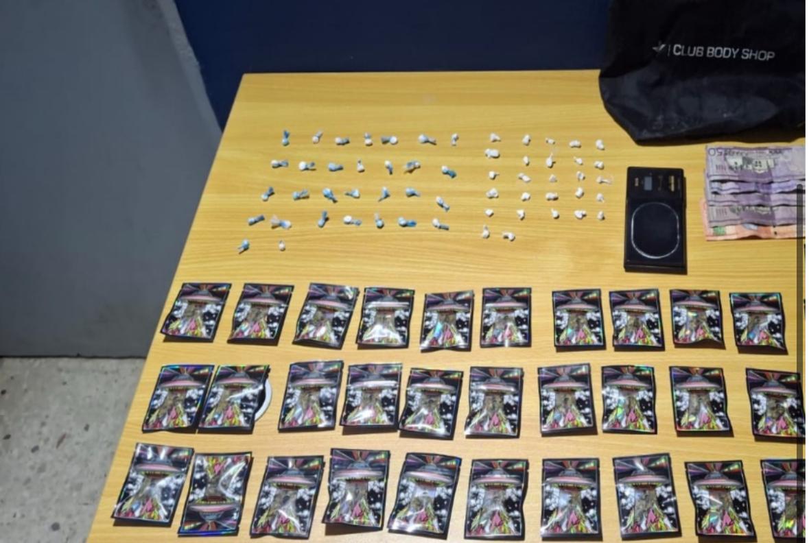 Dintel junto al MP ocupa más de 200 porciones de drogas, dos paquetes de cocaína, arma de fuego y dinero en efectivo