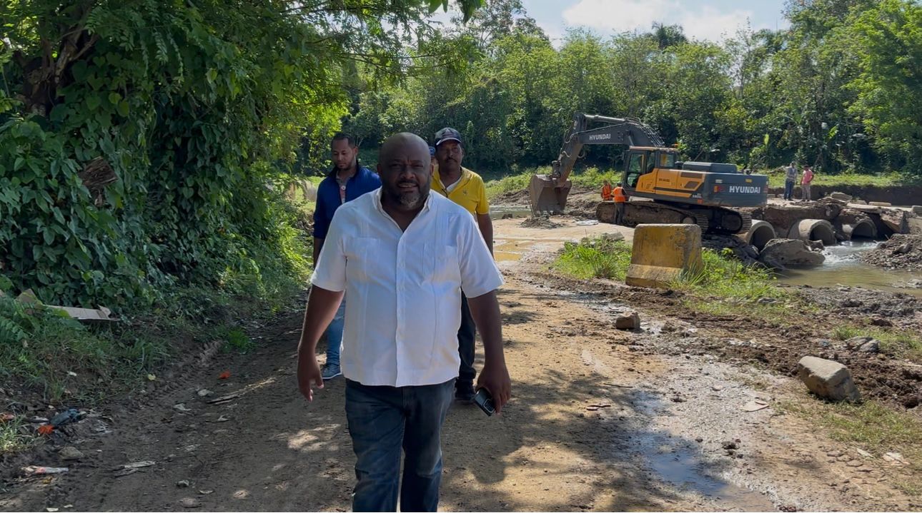 Anderson De Los Santos informa sobre reparación de desvío en La Cuesta del Jobo, Yamasá
