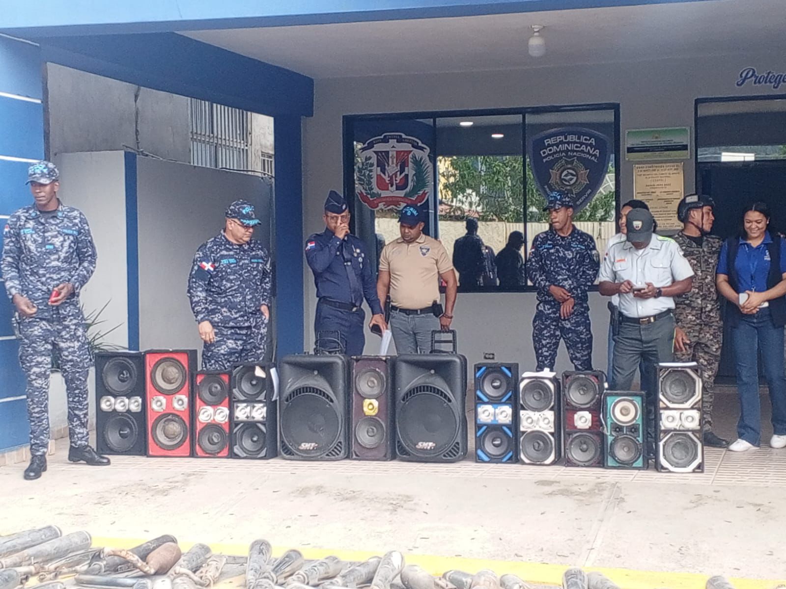 Ocupan mofles y bocinas en operativos preventivos en Constanza