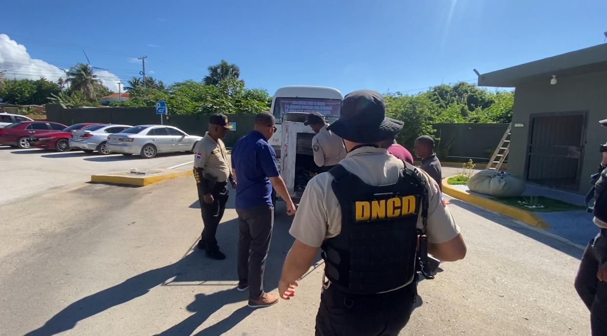Detienen en Barahona a chofer y cobrador de autobús con 11 paquetes de presunta marihuana