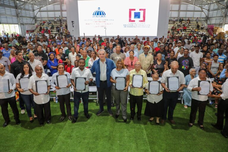  Abinader inicia entrega de títulos de propiedad de la parcela 1-B del sector Los Guandules