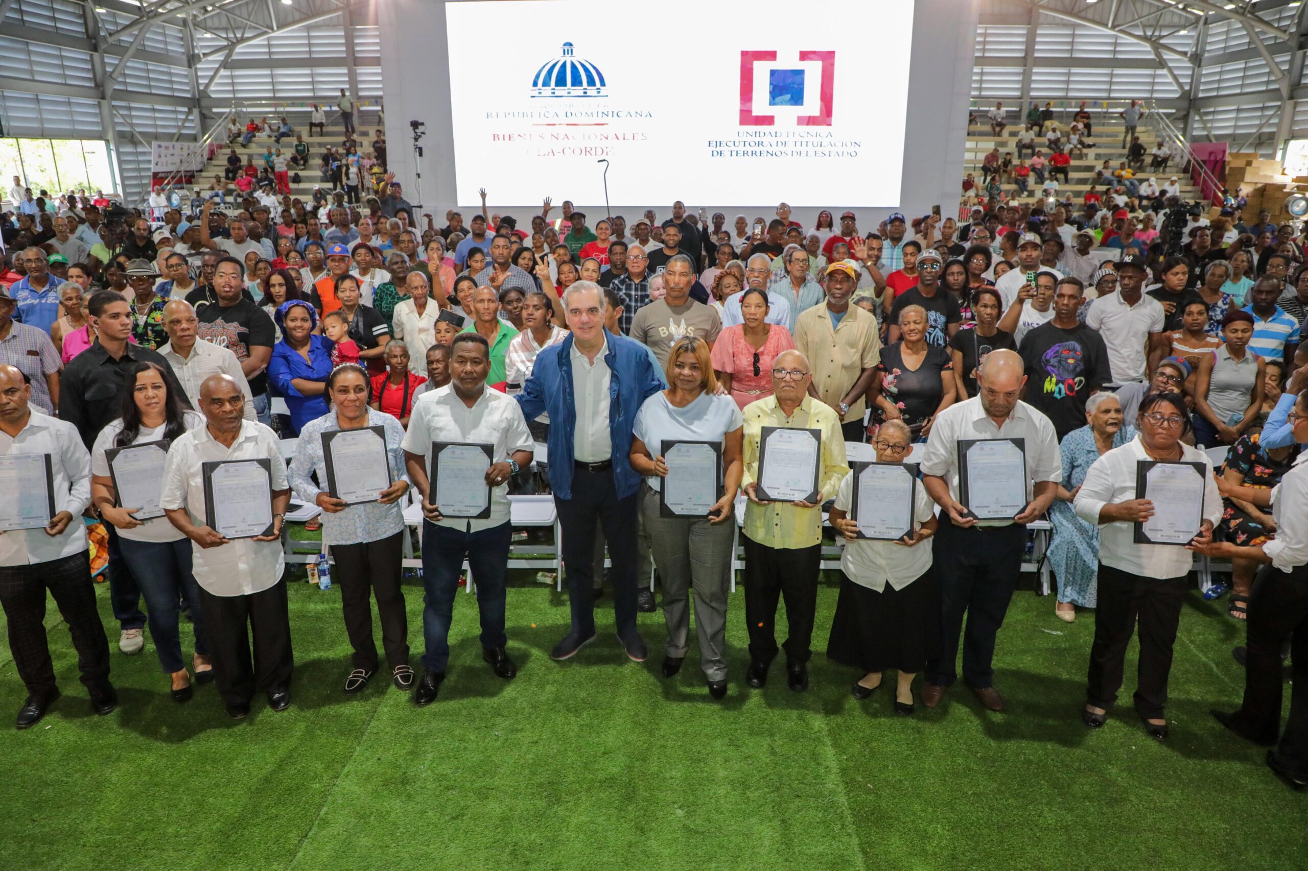  Abinader inicia entrega de títulos de propiedad de la parcela 1-B del sector Los Guandules