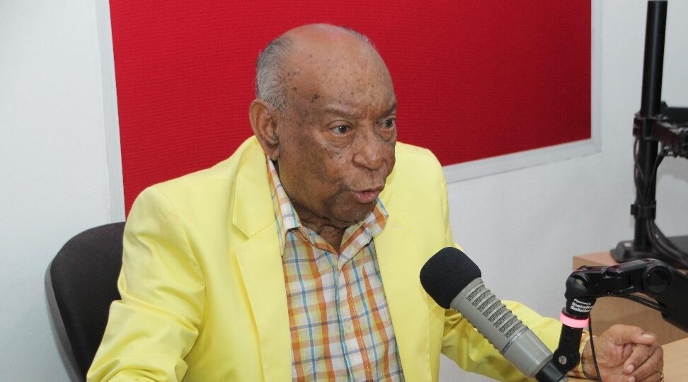 Osvaldo Cepeda y Cepeda: la voz que se inmortalizó en los desfiles militares