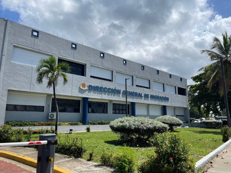 Muere agente de Migración tras accidente provocado por conductor que habría cruzado semáforo en rojo