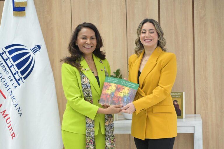 Conmemoran natalicio de Abigail Mejía con conferencia sobre la “construcción de la voz femenina”