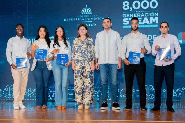 Ministerio de la Juventud continúa entrega de 8,000 becas Generación STEAM en la región Norte