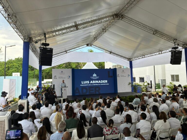 Abinader reafirma compromiso con programas de vivienda y anuncia continuidad de titulaciones en Guerra