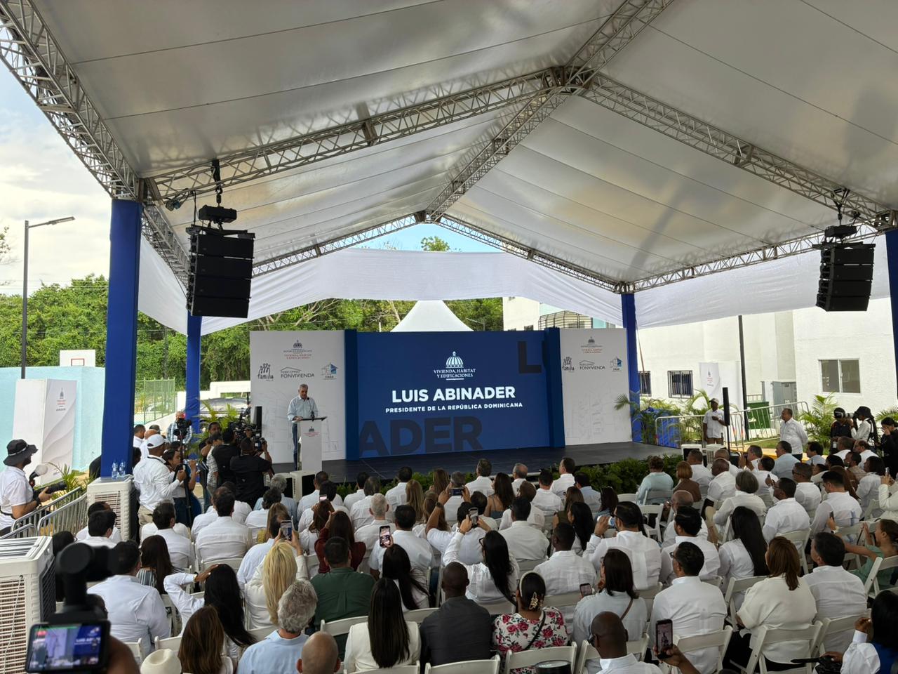 Abinader reafirma compromiso con programas de vivienda y anuncia continuidad de titulaciones en Guerra