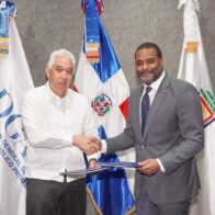 El director ejecutivo de la Dirección General de Alianzas Público Privadas (DGAPP), Andrés Lugo Risk, y el rector de la Universidad del Caribe (UNICARIBE), Ricardo A. Ramírez Mendoza.