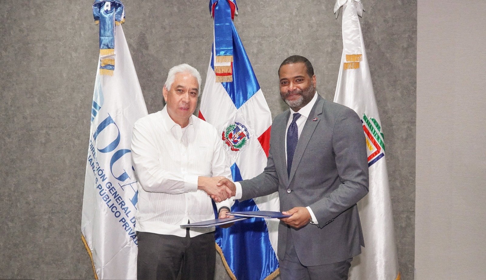 El director ejecutivo de la Dirección General de Alianzas Público Privadas (DGAPP), Andrés Lugo Risk, y el rector de la Universidad del Caribe (UNICARIBE), Ricardo A. Ramírez Mendoza.