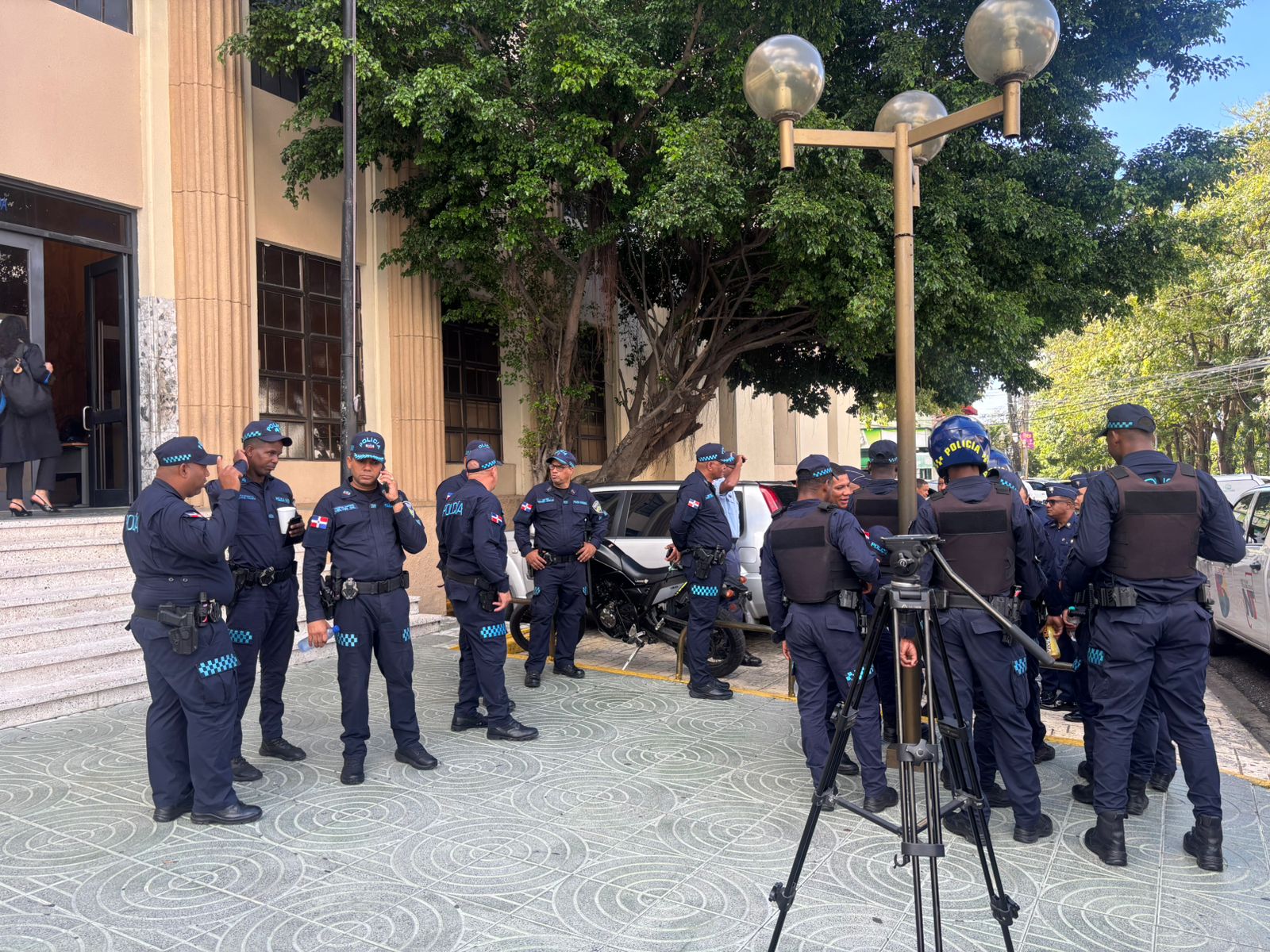 Autoridades custodian Palacio de Justicia en espera de los hermanos Espaillat por caso Jet Set