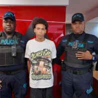 Familiares entregan joven a la PN acusado de atraco a agente policial en redacción de De Último Minuto