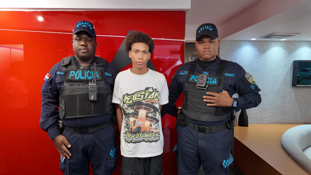 Familiares entregan joven a la PN acusado de atraco a agente policial en redacción de De Último Minuto