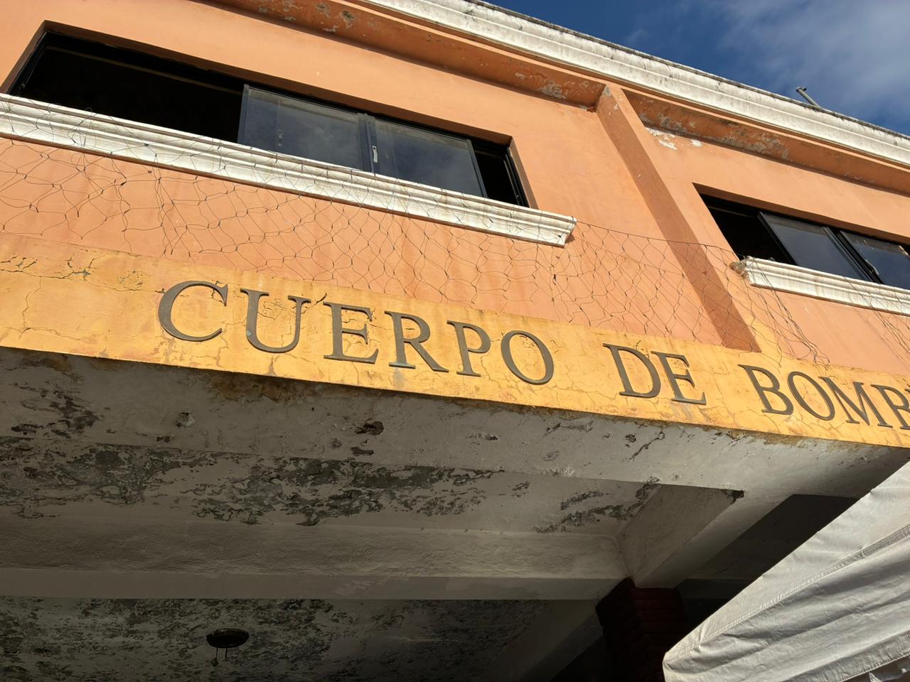 Betty Gerónimo constata abandono total de estación de bomberos en Santo Domingo Norte