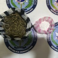 Policía Nacional interviene puntos de venta de drogas, ocupa sustancias controladas y ejecuta orden de arresto en La Vega