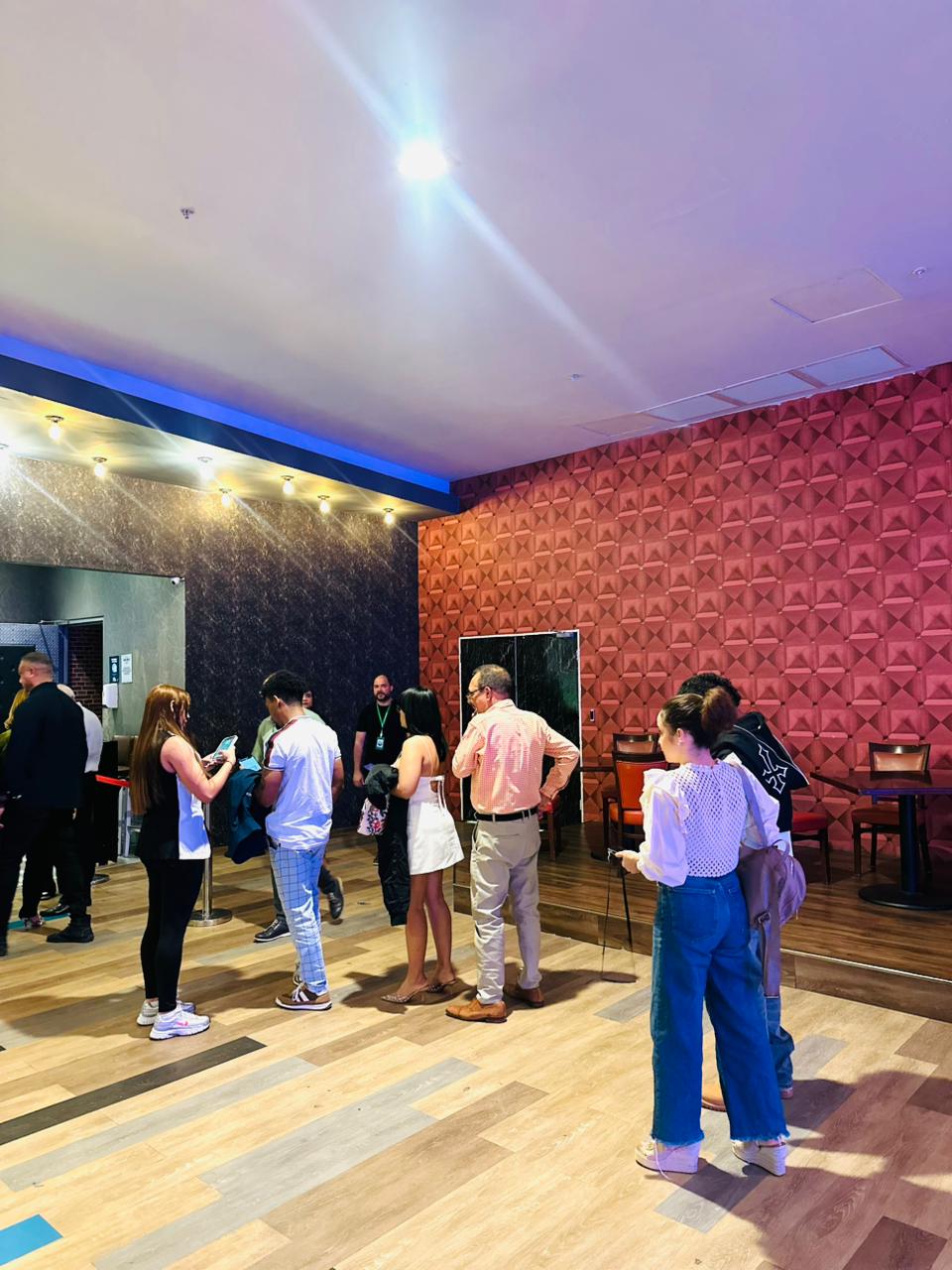 Fanáticos llegan a Hard Rock Café Santo Domingo para primera entrega de Cultura Pop