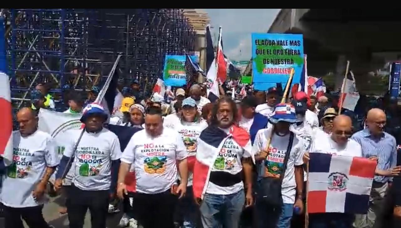 Marcha en Santiago paraliza vías y exige garantía oficial contra minería en la Cordillera Septentrional