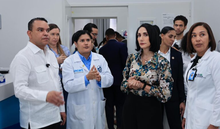 Primera dama y director del SNS realizan visita al INCART
