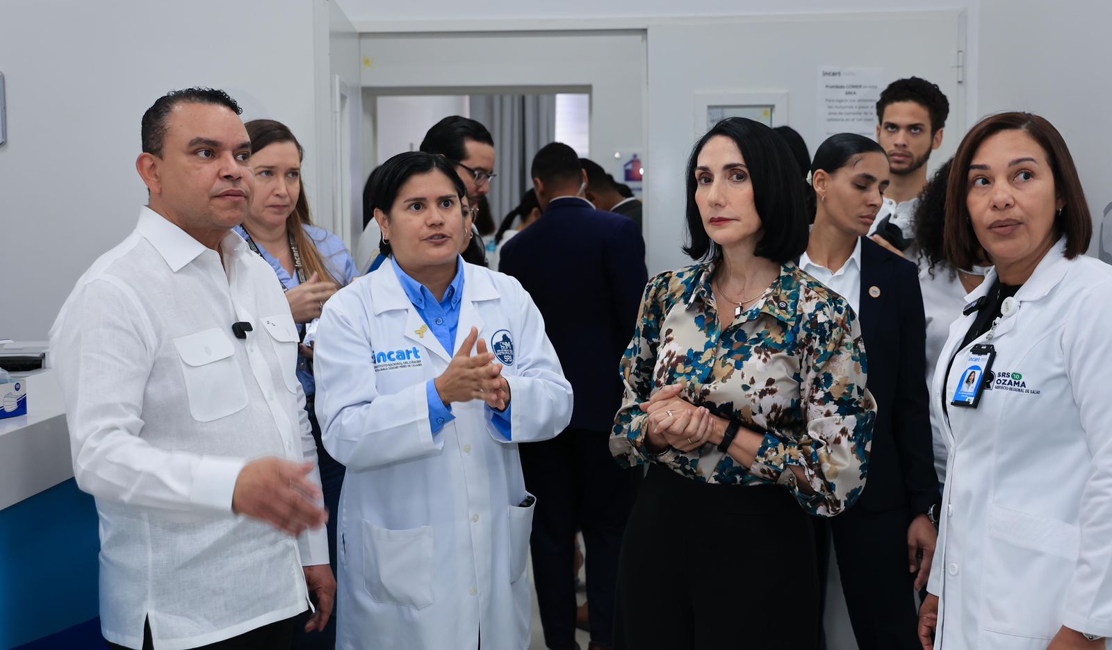 Primera dama y director del SNS realizan visita al INCART