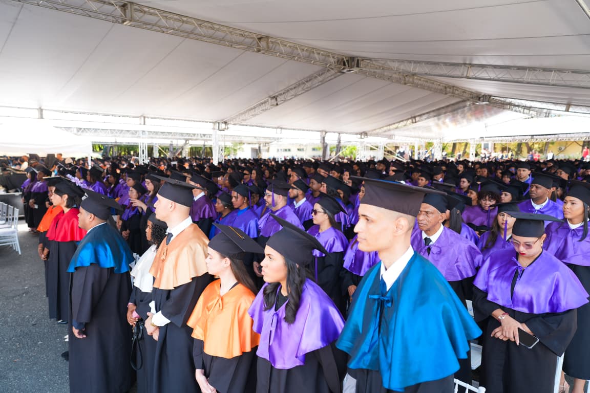 UASD gradúa a mas de 3,348 profesionales en acto dedicado a la Gesta de Abril de 1965