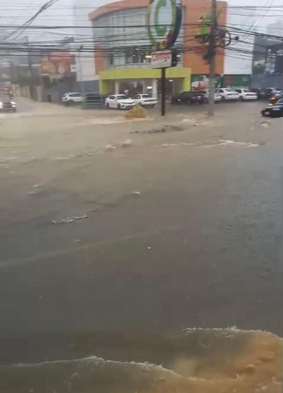 Fuertes lluvias provocan inundaciones y caos vial en Santiago
