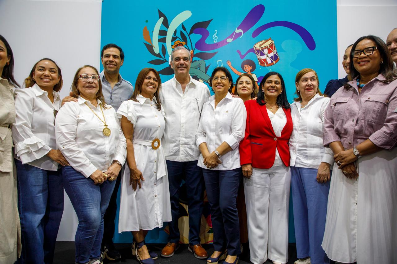 Abinader recorre Feria Regional del Libro Santiago 2026 y dispone su celebración anual en el Cibao