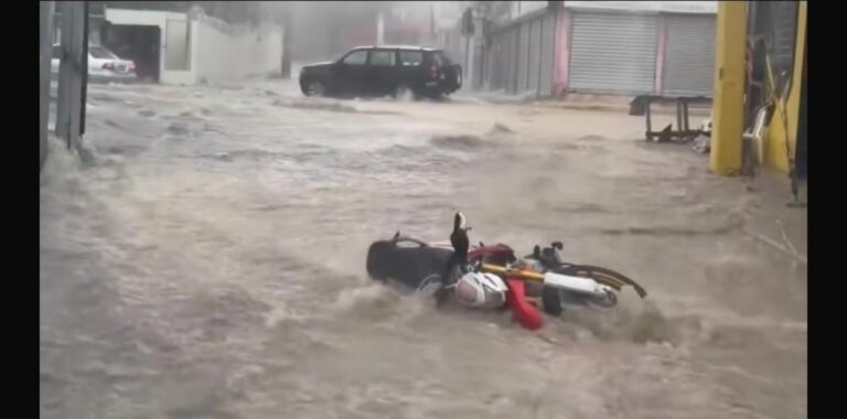 Lluvias vuelven a causar estragos e inundaciones en Santiago