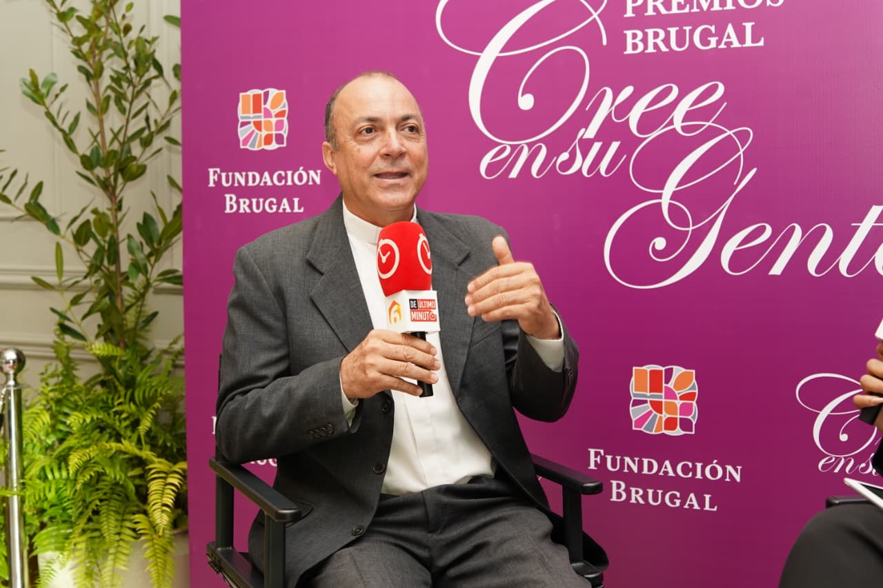 Padre Chepe resalta la educación integral del ITESIL tras recibir reconocimiento de Fundación Brugal