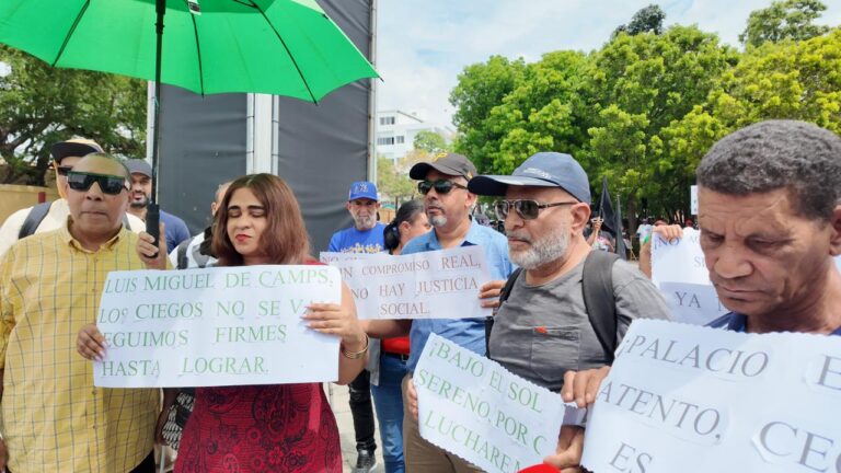 Personas con discapacidad visual protestan frente al Palacio Nacional por reapertura del CECAPCI