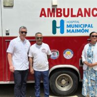 Héctor Acosta y alcalde de Belleville entregan ambulancia en Maimón