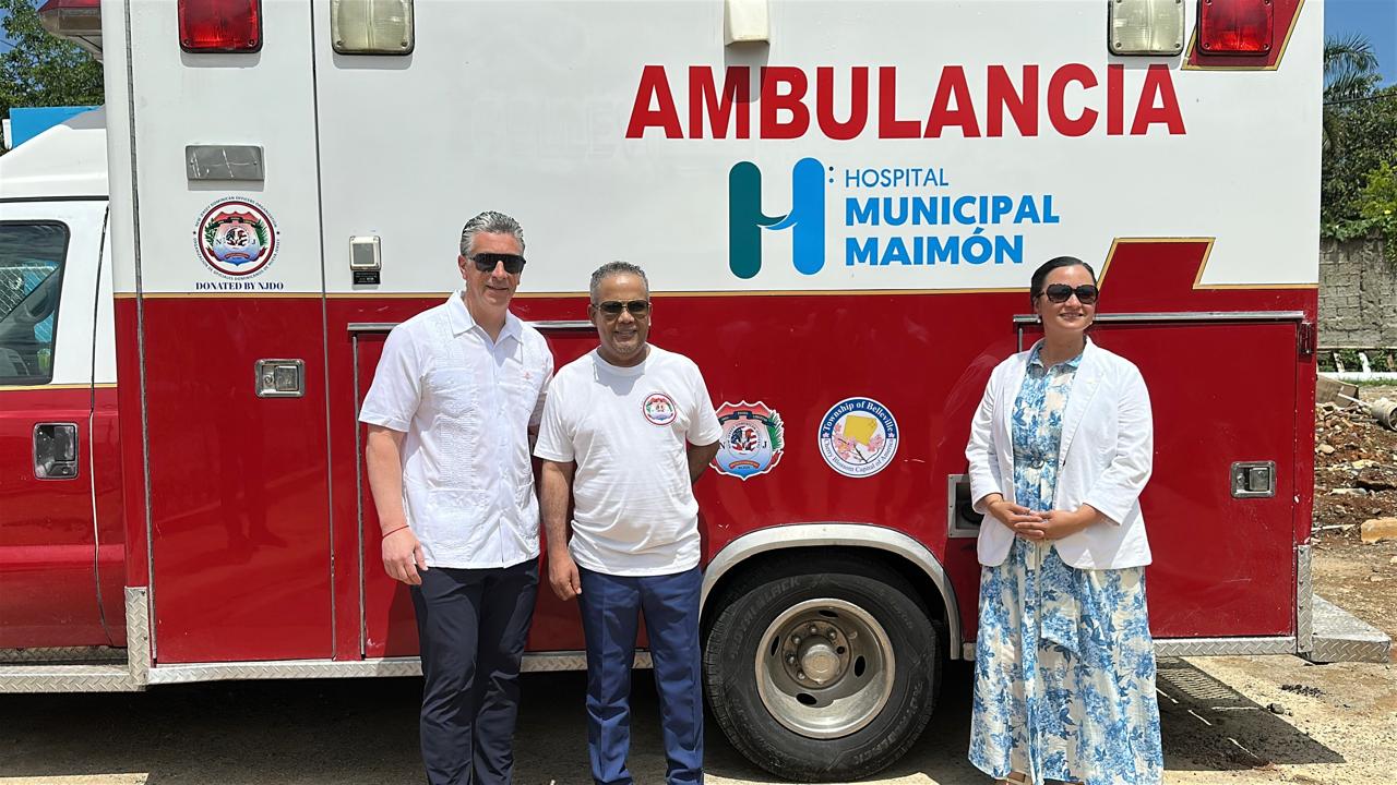 Héctor Acosta y alcalde de Belleville entregan ambulancia en Maimón