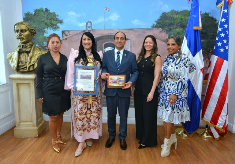 Alcaldía de Miami-Dade y Consulado dominicano en Miami reconocen trayectoria de Giannina Azar