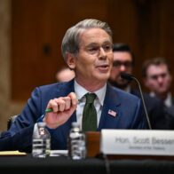 Estados Unidos extendió por 30 días el permiso especial que autoriza la comercialización de petróleo ruso