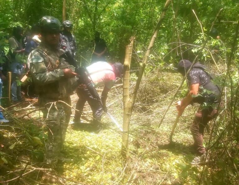 Hallaron dos fosas con cuerpos en descomposición en Ecuador