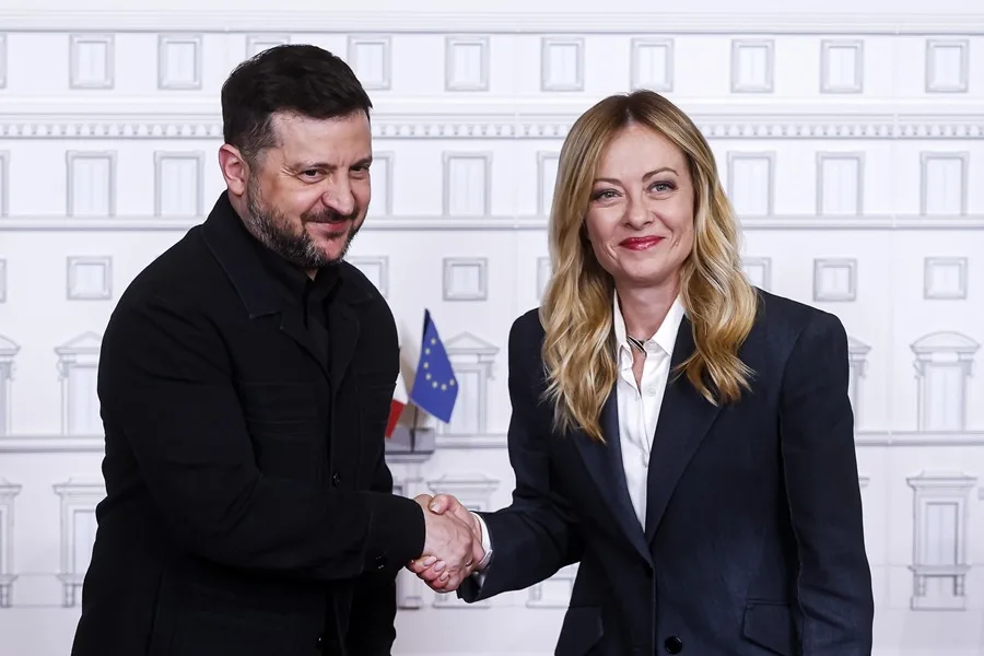 La mandataria subrayó que el apoyo financiero aprobado por el Consejo Europeo es «un instrumento fundamental para la supervivencia de Ucrania», advirtiendo que una crisis financiera en Kiev tendría «daños incalculables para la estabilidad de toda Europa». También defendió que la posición de Europa y de Italia ha sido en los cuatro años de guerra «siempre la misma», del lado de Kiev, del pueblo y de sus instituciones. Cooperación en defensa Uno de los puntos clave del encuentro fue el fortalecimiento de la cooperación en materia de defensa. La mandataria, que se dirigió a Zelenski como su «amigo», destacó que Italia está «muy interesada» en desarrollar una producción conjunta de tecnología militar, especialmente en el sector de los drones, donde reconoció a Ucrania como una «nación guía». «La inestabilidad se está volviendo poco a poco nuestra nueva normalidad. Es un escenario que desorienta, que puede asustar, pero yo pienso que, sobre todo en momentos como estos, se comprenda cómo la amistad entre pueblos hermanos, que se han ayudado en los momentos más difíciles de su historia, marca la diferencia», concluyó. EuroEFE, EuroEFE Exteriores, EuroEFE Guerra en Ucrania, Mundo Guerra de Ucrania, Italia, Unión Europea Cashco adquiere 3B Controls para ampliar su cartera de seguridad y almacenamiento de tanques para productos químicos, petroquímicos, biogás y otras aplicaciones industriales de alto valor Cashco adquiere 3B Controls para ampliar su cartera de seguridad y almacenamiento de tanques para productos químicos, petroquímicos, biogás y otras aplicaciones industriales de alto valor La tierra batida del Conde de Godó refuerza el vínculo de Lexus con el tenis La tierra batida del Conde de Godó refuerza el vínculo de Lexus con el tenis La Universidad Europea otorga un premio honorífico a Sybilla en la II Edición de Los Creative Campus Awards La Universidad Europea otorga un premio honorífico a Sybilla en la II Edición de Los Creative Campus Awards Héctor Manuel Montero Rodríguez presenta una guía para innovar en pymes sin comprometer su sostenibilidad Héctor Manuel Montero Rodríguez presenta una guía para innovar en pymes sin comprometer su sostenibilidad La IA, una aliada para el crecimiento de los emprendedores según la FMBBVA La IA, una aliada para el crecimiento de los emprendedores según la FMBBVA Últimas entradas Melania Trump niñosMelania Trump pide al Congreso de EE.UU. impulsar normas que protejan a los niños en los hogares de acogida México tortillaLos tortilleros en México chocan con el Gobierno por alza de precios, costos e informalidad Promotora de Miami demanda a Messi y a la AFA por incumplimiento de contratoPromotora de Miami demanda a Messi y a la AFA por incumplimiento de contrato Delcy Rodríguez elecciones VenezuelaDelcy Rodríguez planea presentarse a las próximas elecciones presidenciales en Venezuela, según su abogado en EE.UU. Primer ministro belga No hay dinero para más ayudas económicas por la guerra. En la imagen, El primer ministro belga, Bart De Wever, asiste a una sesión plenaria del Parlamento belga en Bruselas, Bélgica, el pasado 2 de abril de 2026. EFE/EPA/OLIVIER MATTHYSPrimer ministro belga: «No hay dinero» para más ayudas económicas por la guerra EFE efe.com Web corporativa EFE Verifica EFE Escuela WEBS TEMÁTICAS EFE Salud EFE Verde EuroEFE Efeminista EFE Sport Business PLATAFORMAS EFE Servicios EFE Comunica OTRAS WEBS ASOCIADAS EFE Agro FundéuRAE EPA Images Aviso legal Política de privacidad Tarifas Publicitarias Facebook-f X-twitter Instagram Youtube Para consultas relacionadas con la Agencia EFE o temas comerciales, por favor utilice este formulario de contacto. Para asuntos relacionados con nuestra cobertura informativa, puede contactarnos en euroefe@efe.com. © 2026 Agencia EFE, S.A. Avd. de Burgos, 8-B. 28036 Madrid. España Tel: +34 91 346 7100. Todos los derechos reservados Zelenski reclama ante Meloni más defensa antiaérea y los fondos europeos vetados por Orbán