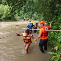 Defensa Civil rescata a 19 personas tras crecida de río en Monseñor Nouel