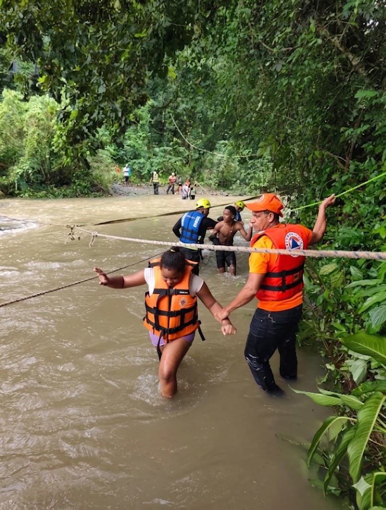 Defensa Civil rescata a 19 personas tras crecida de río en Monseñor Nouel